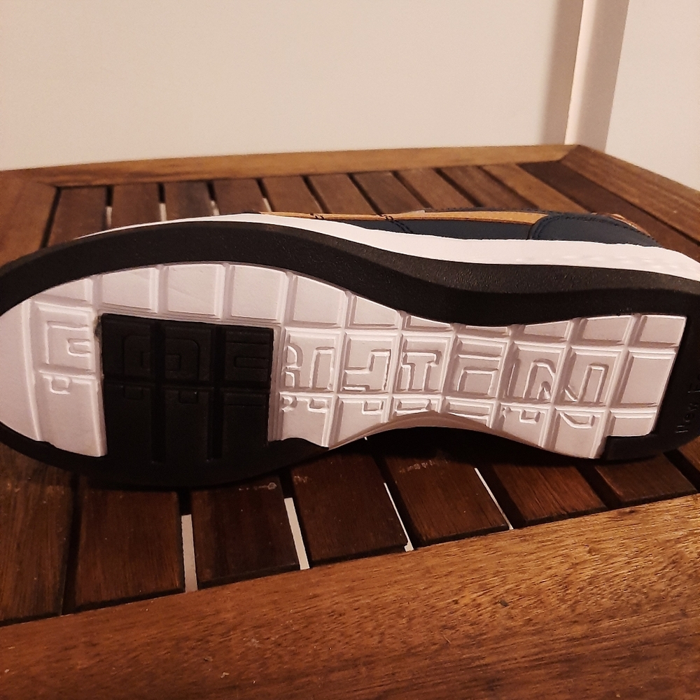 Walking sneakers
